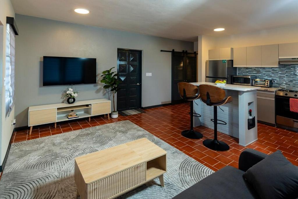 Deany's Uptop Luxury Suite 6 photo 2