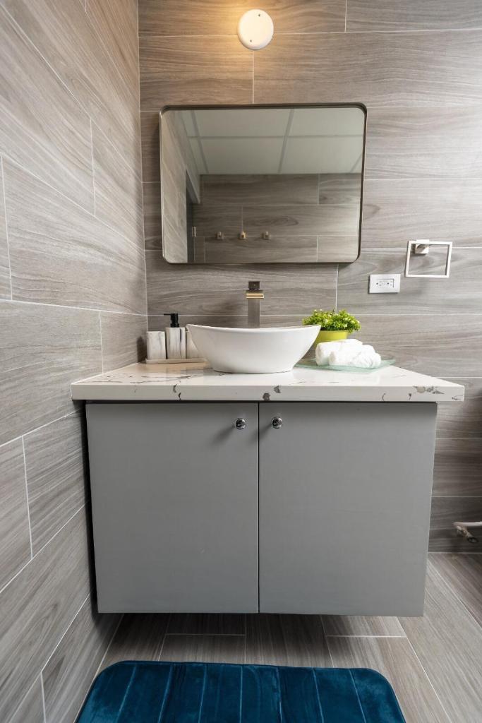 Deany's Uptop Luxury Suite 6 photo 4