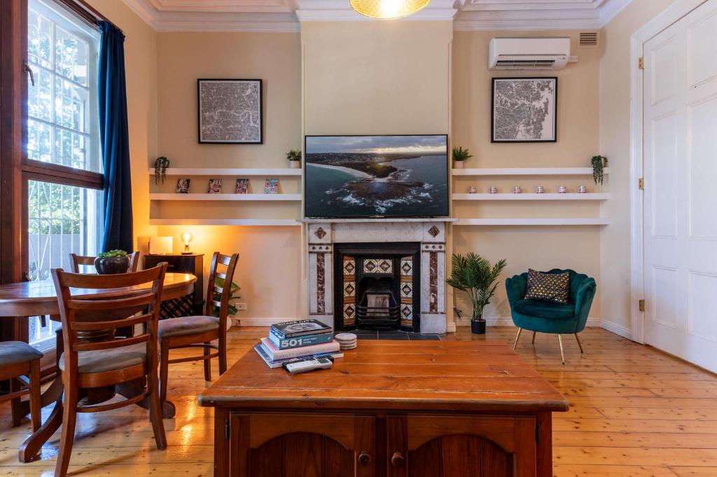 Peaceful and Stylish Petersham Aparttment with Parking