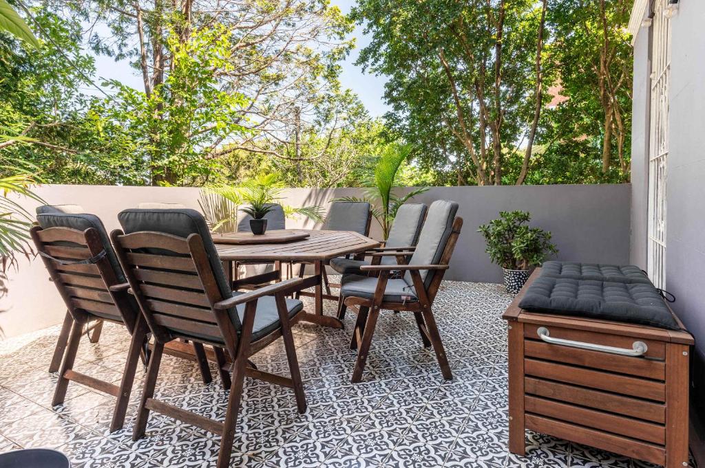 Peaceful and Stylish Petersham Aparttment with Parking photo 1