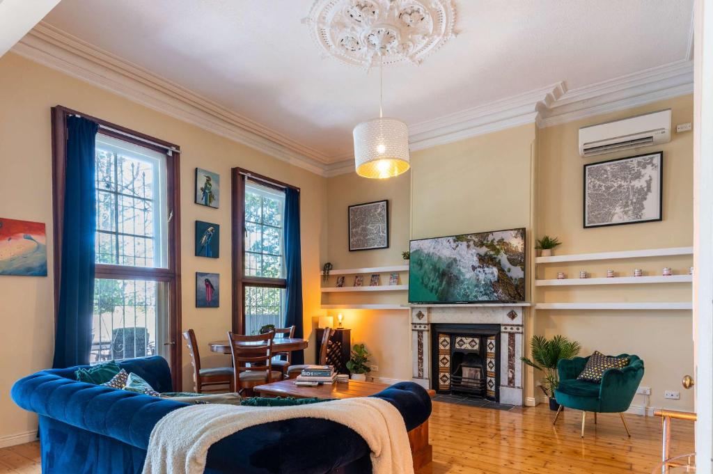 Peaceful and Stylish Petersham Aparttment with Parking photo 2