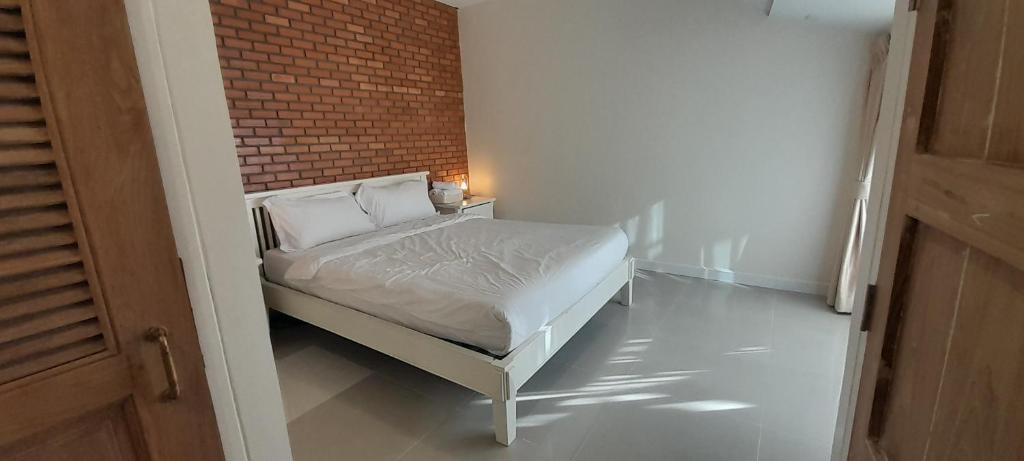 To The Moon Guesthouse Room Type - Budget Double Room