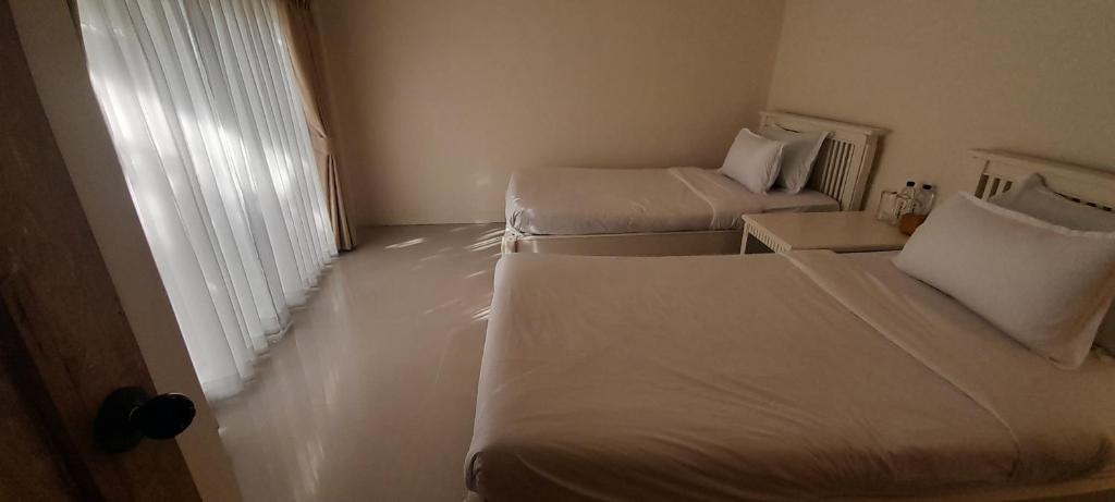To The Moon Guesthouse Room Type - Budget Twin Room