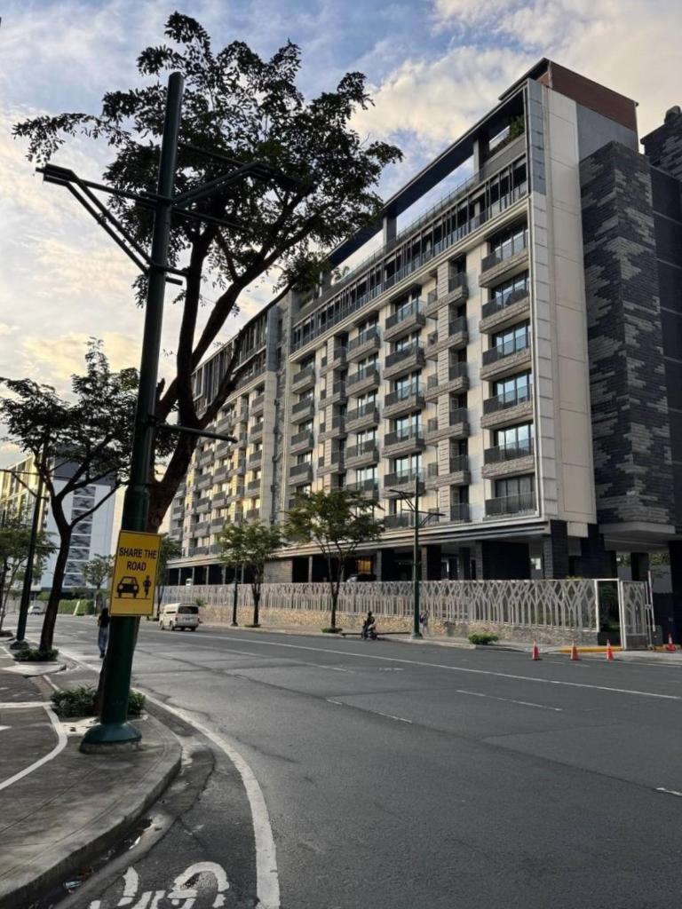 New 1BR Condo Near Venice Canal & BGC with Balcony - 7e, Metro Manila
