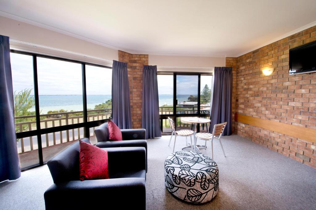 Kangaroo Island Seaside Inn - Tap to explore photos