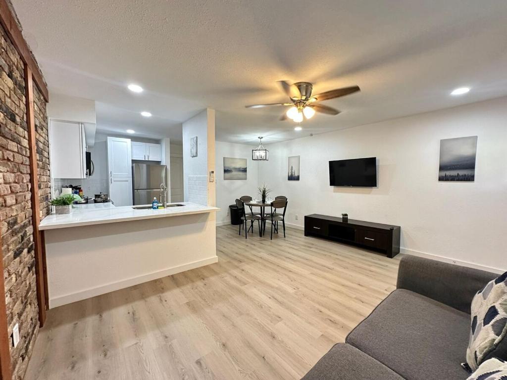 Modern Houston Apartment Oasis Awaits in Trendy Montrose District image