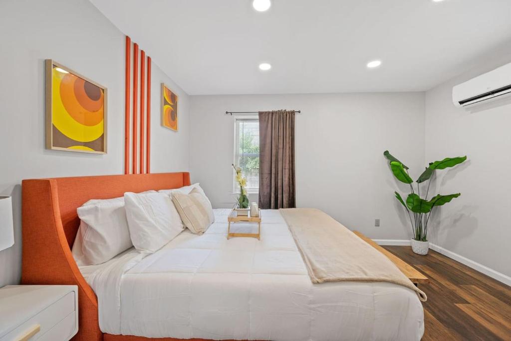 Retro-Chic 1BR with King Bed & Prime Location image