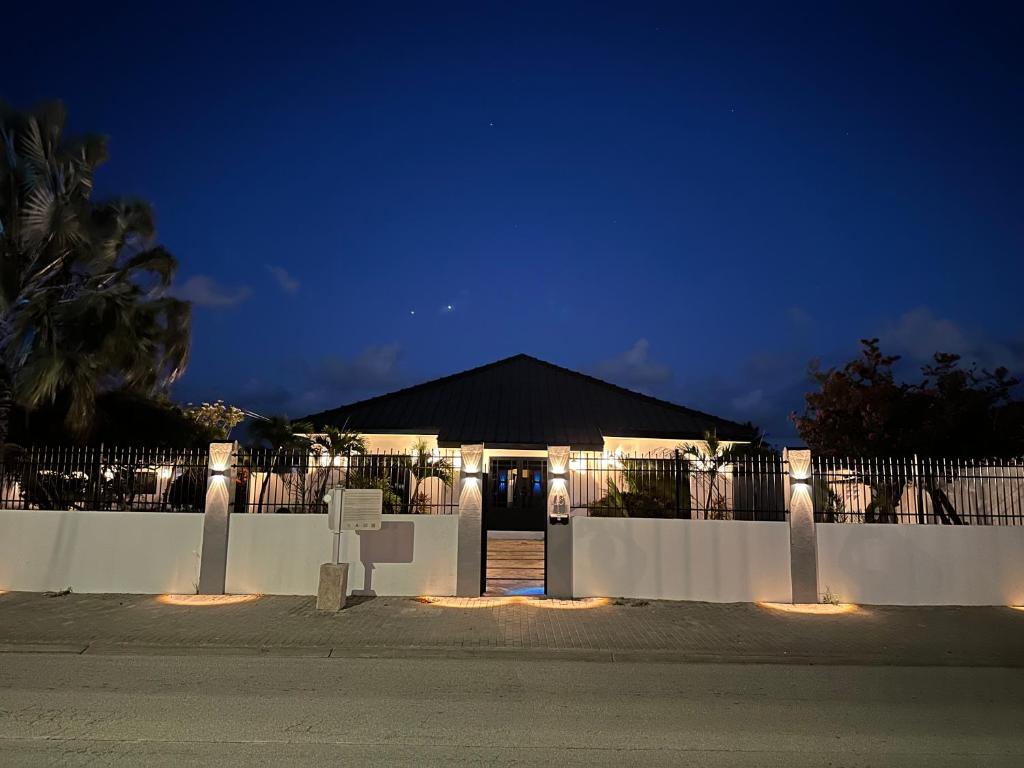 Eagle Stays Aruba-NEW Stunning One Bedroom Apartment Near Eagle Beach! photo 2