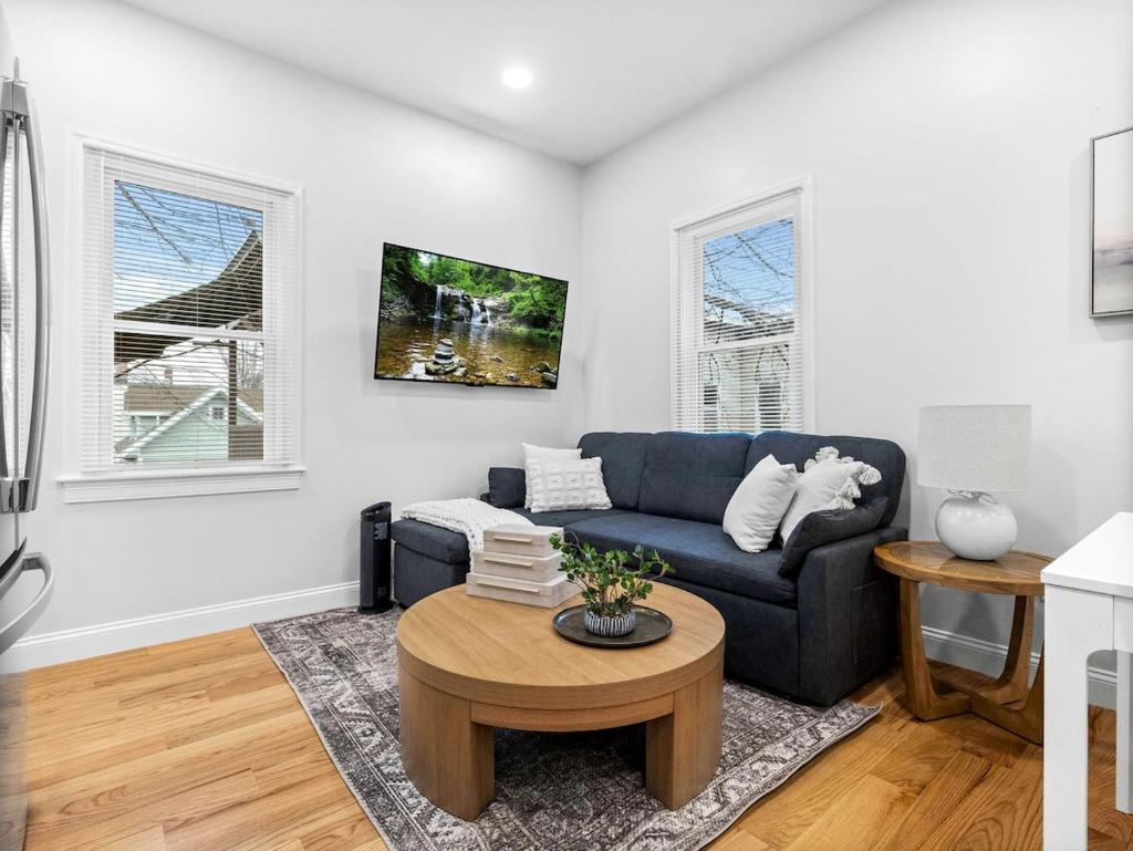 4BR LUX Home near Harvard MIT BU Subway image