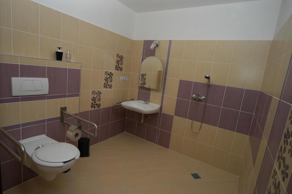 Toscca Room Type - Twin Room - Disability Access