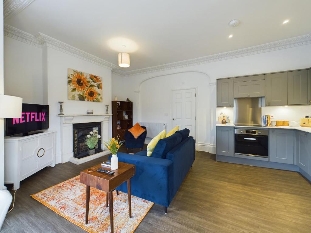 Belle Vue Stylish Town Centre Apartment with Private Parking - Tap to explore photos