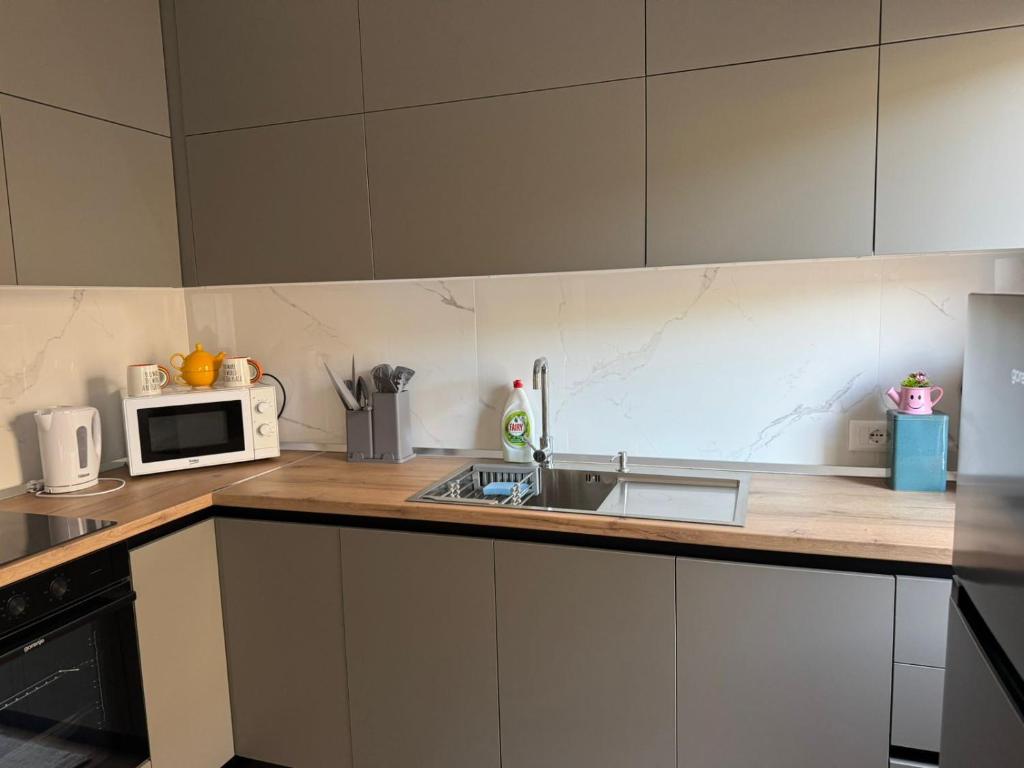 Emmas Place- Apartamenti modern por miqesor ne qender te Elbasanit photo 3