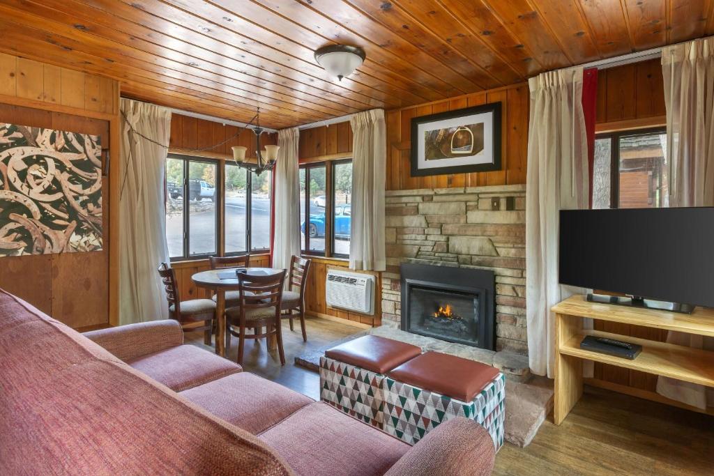 Kohl's Ranch Lodge - Tap to explore photos