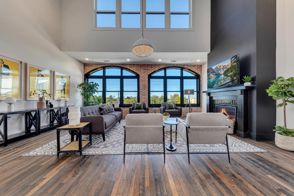 Entire Top Floor Penthouse Loft, Sleeps 20 image