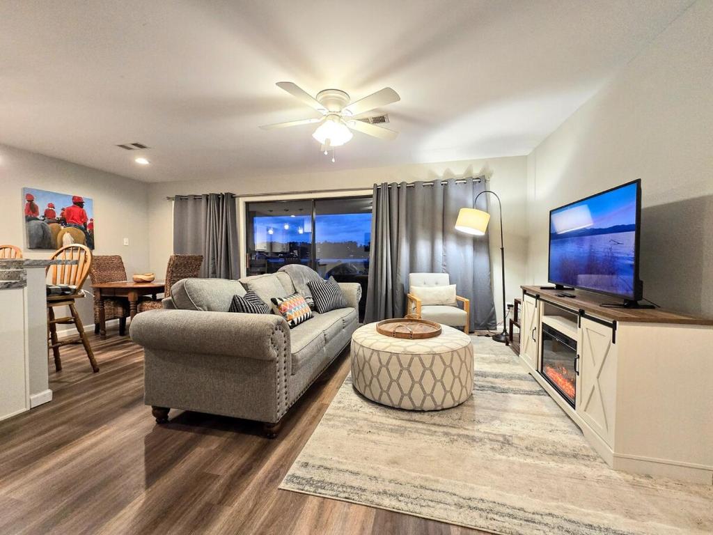 Serene Lakefront Retreat image