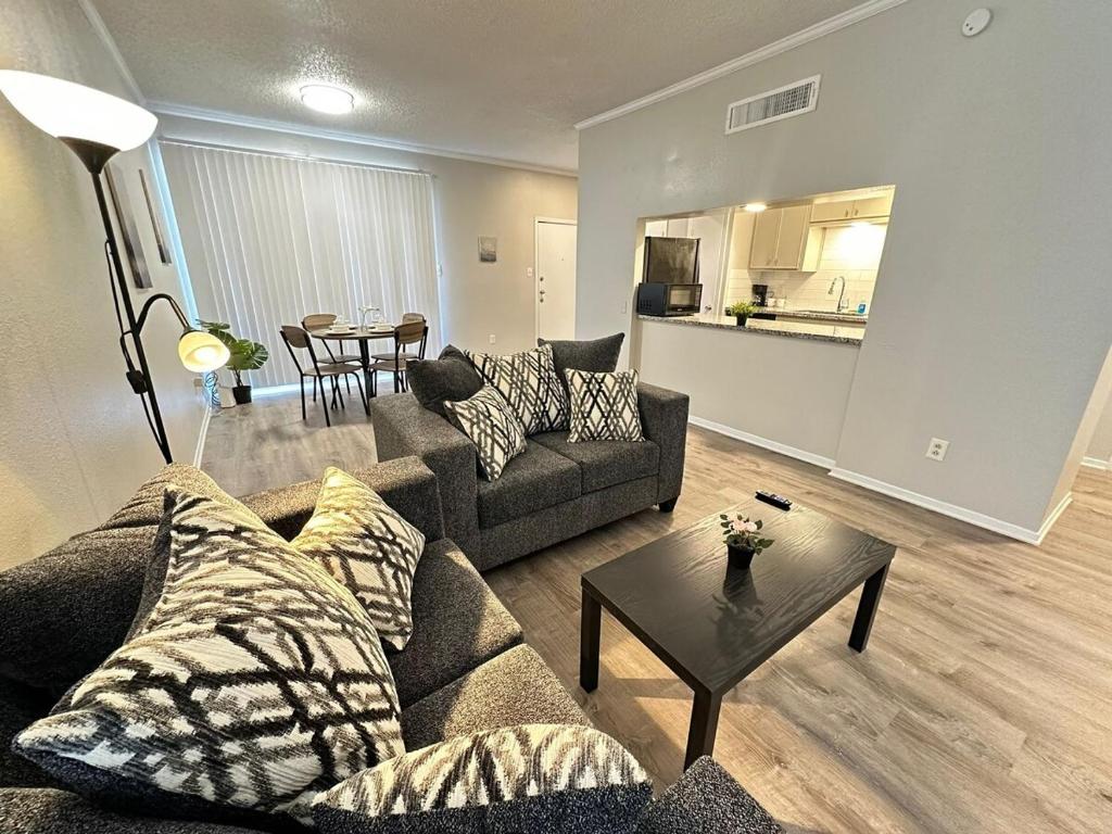 Elegant Apartment in Houston Near NASA & Kemah Boardwalk image