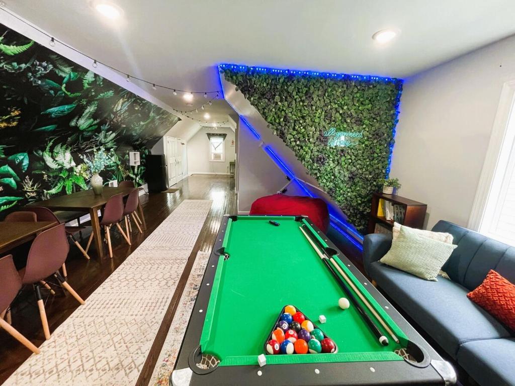Duplex apt - Dining - 80in Projector - Pool Table image