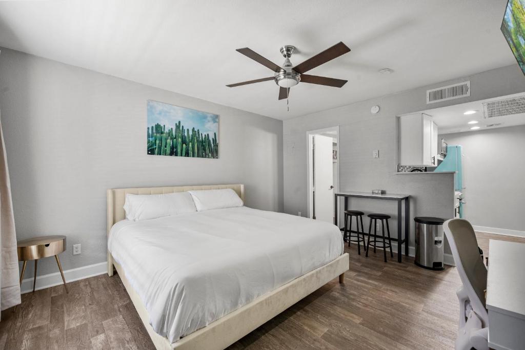 Modern and Cozy Studio with King Bed, Pool Access, & Parking image