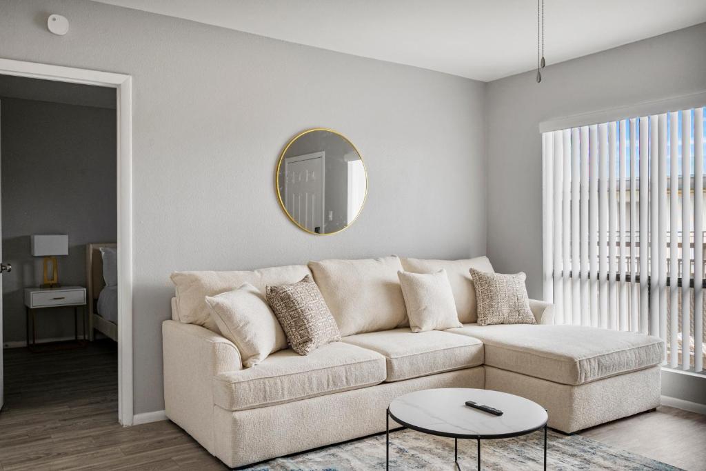 Stylish 1BR Suite with Pool Access & Free Parking image