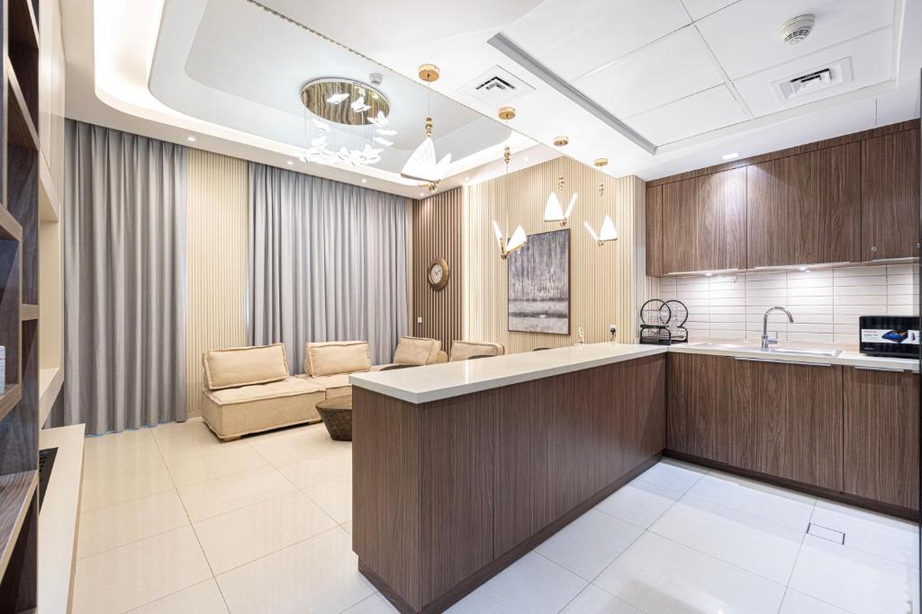 Luxury Huge 1BR apartment by BlueCloud Holidays photo 2