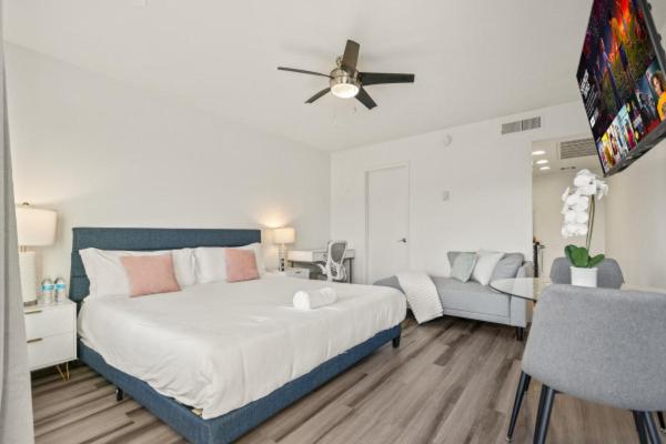 Modern Studio Escape - King Bed, Pool, Parking image