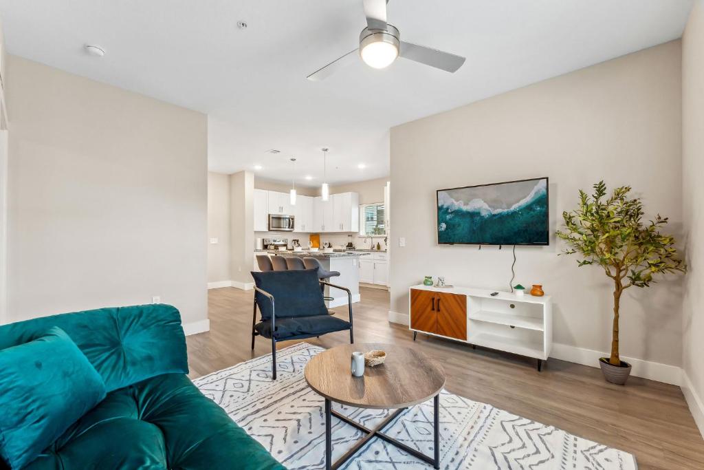 Private Full Charming King Suite, Near Universal & Great Amenities image