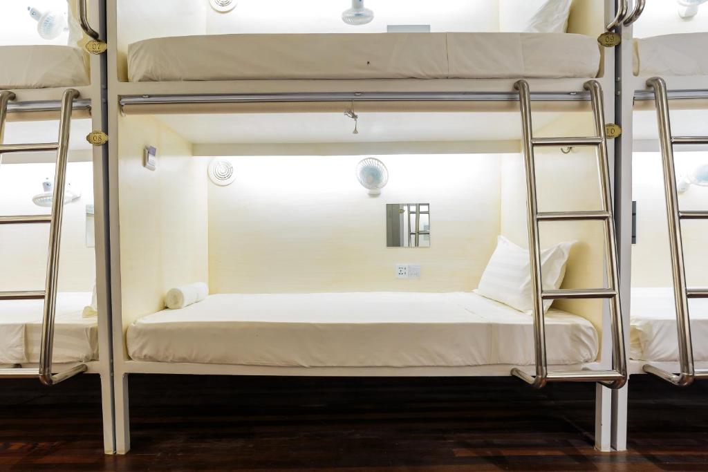 Номер (Номер-капсула «Премьер» для мужчин и женщин), Tambayan Capsule Hostel & Bar