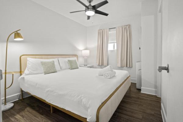 Modern Scottsdale Haven with King Bed, Pool & Parking image