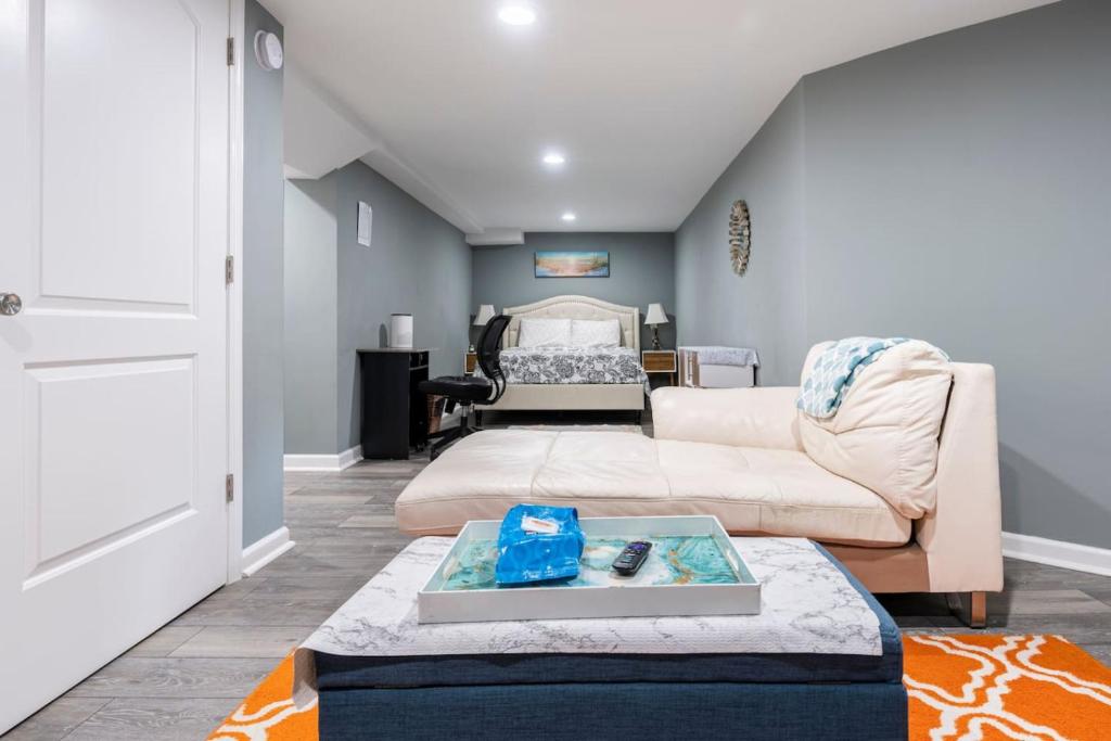 Semi Private cozy studio near downtown. image