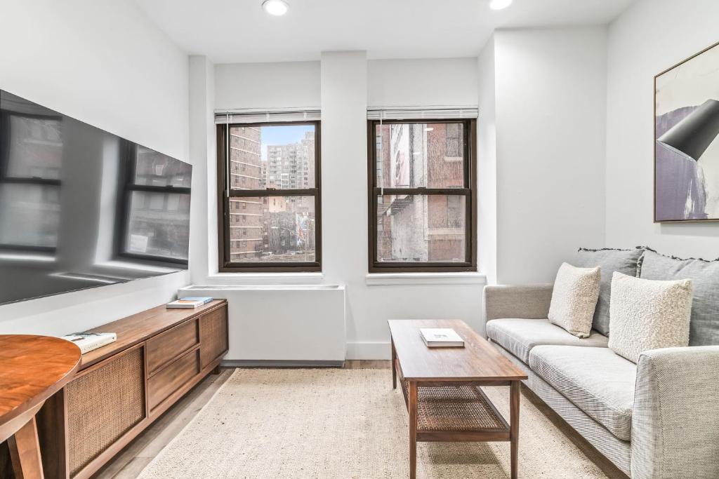 Sleek 2 Bed 1 Bath Apartment by Chrysler Building & Bustling Murray Hill image