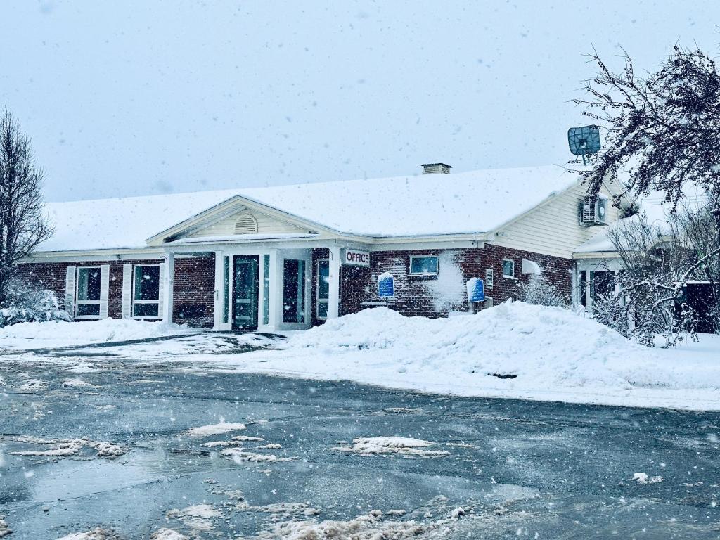 Iveys Motor Lodge Houlton - Tap to explore photos