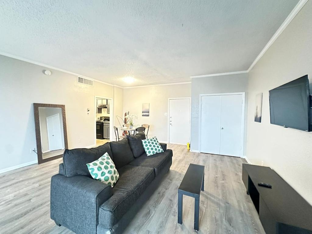 Relax and Unwind in a Trendy Apartment in Bay Area Houston Spot image