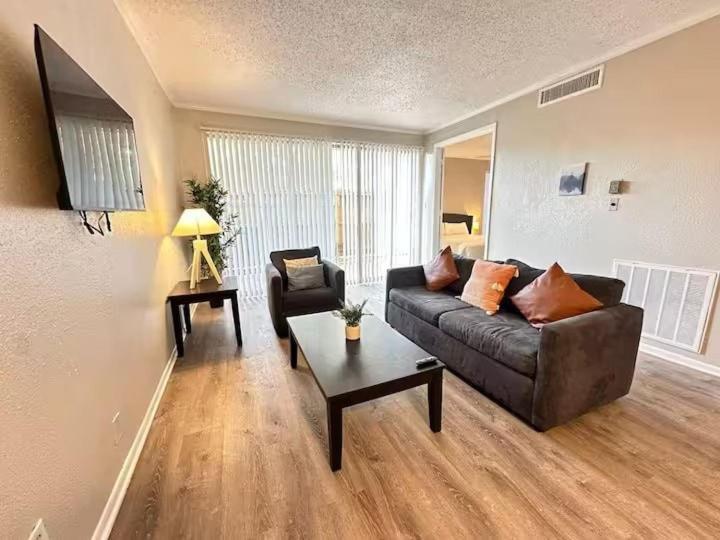 Enjoy Houston Bay Area in a Chic and Cozy Hideaway Apartment image