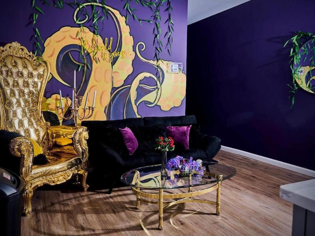 Siren's Cozy Cove Hideaway Mins from Downtown image