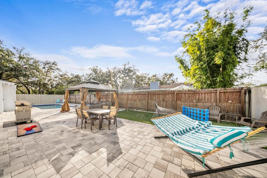 Fun Oasis! Private Pool, Hammock, Golf & Grill! image