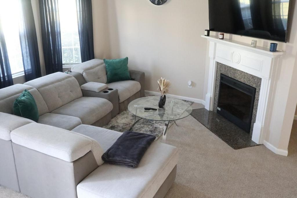 Stylish home 12 minutes from the airport 20 minutes away from Atlanta downtown midtown and Buckhead image