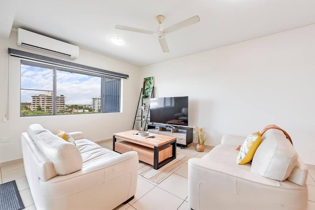 Tropical Horizons - Chic Family Stay with Pool photo 1