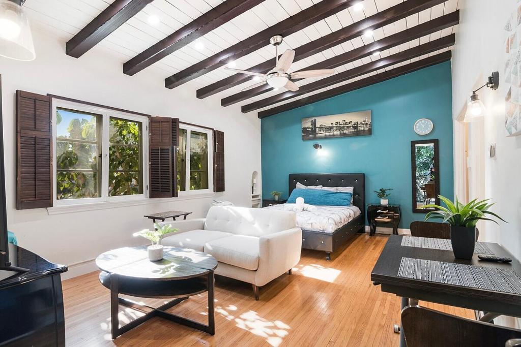 Comfortable Beverly Hills Studio Near Rodeo Drive image