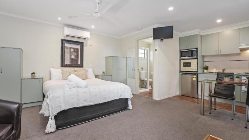 Tasman Holiday Parks - Merool on the Murray - Tap to explore photos