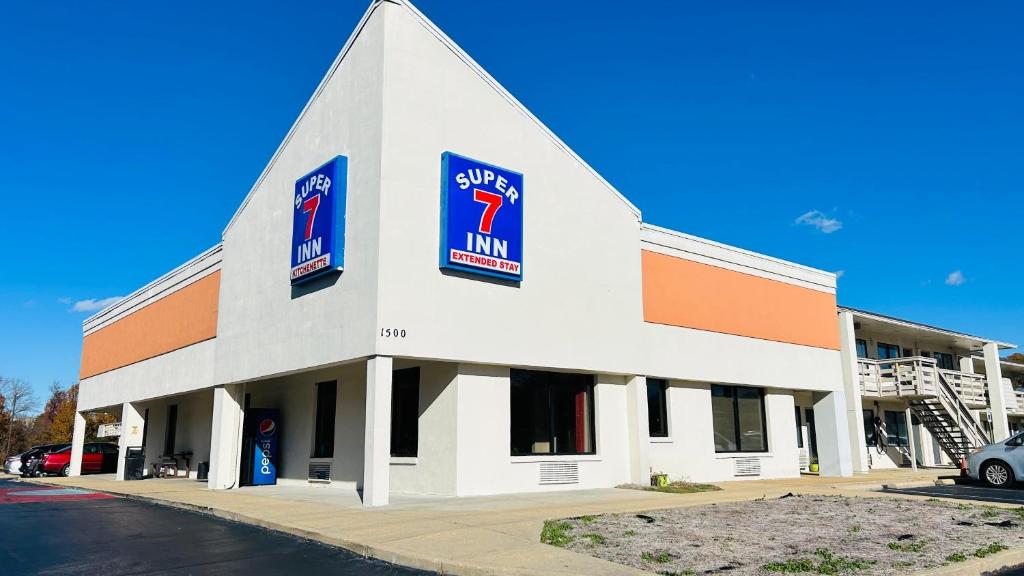 Super 7 Inn image