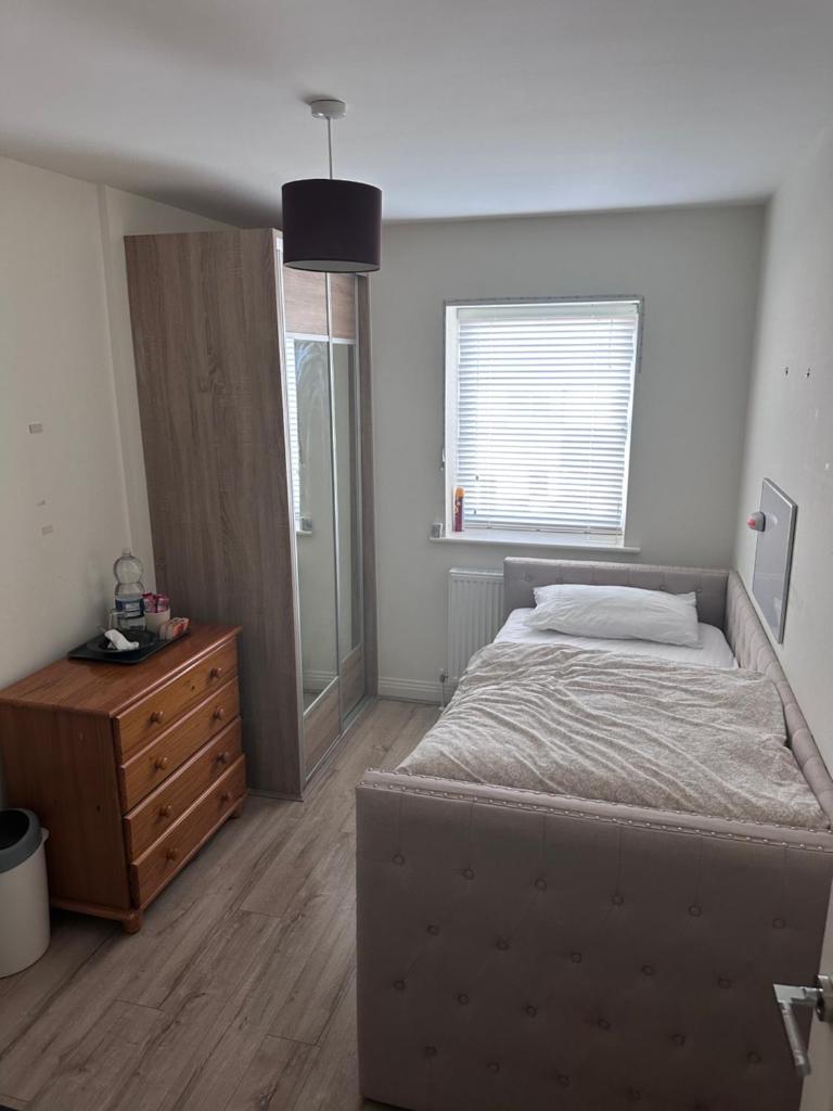 Private single bedroom in beautiful house - Tap to explore photos