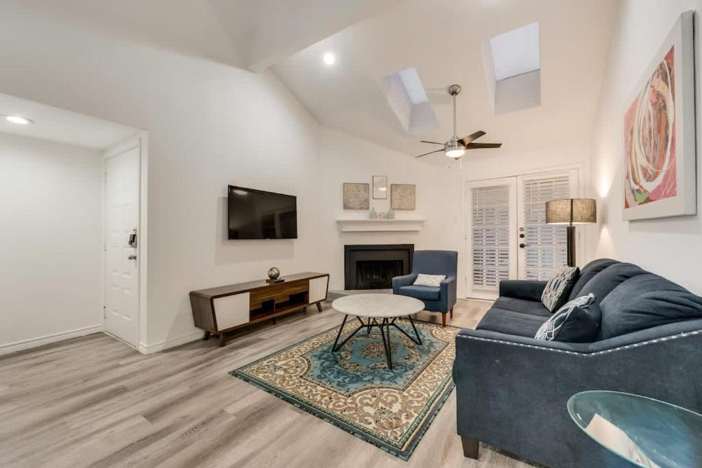 Modern 2-Bedroom, 2-Bath Apartment In Dallas image