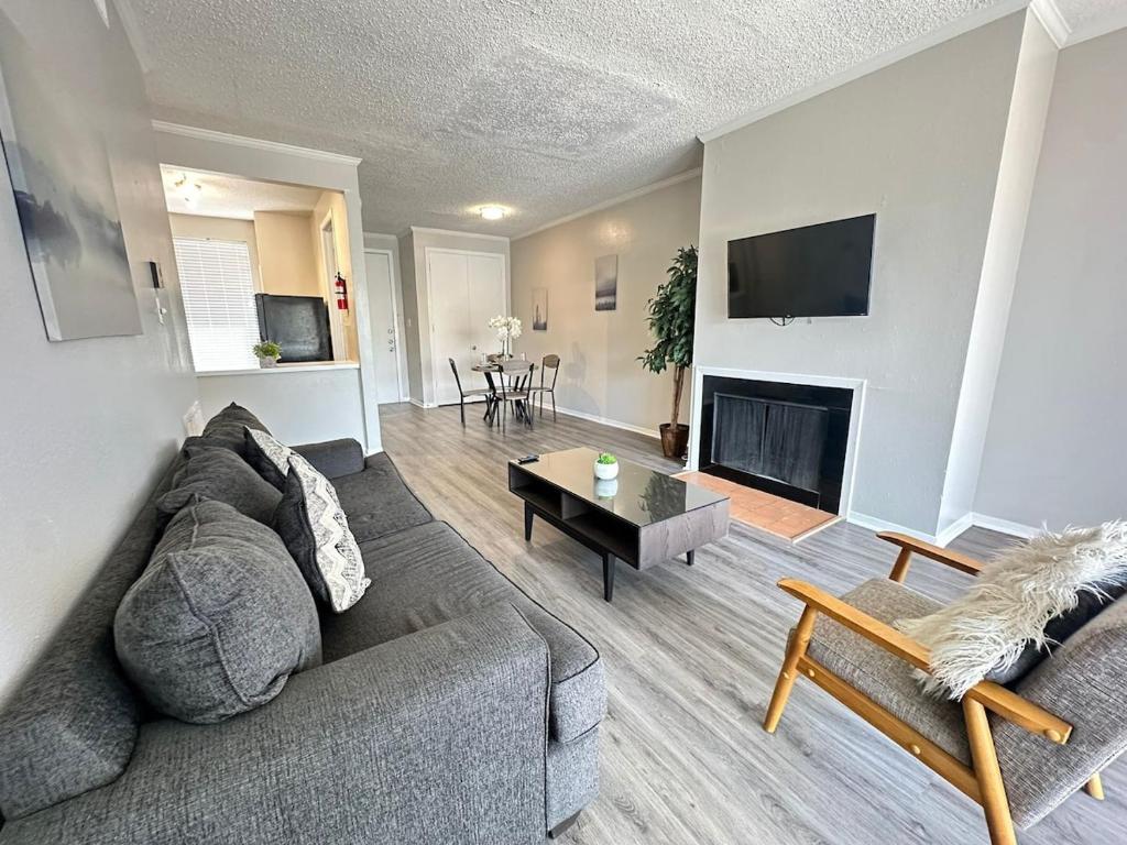 Modern & Stylish Apartment Space in the Heart of Bay Area Houston image
