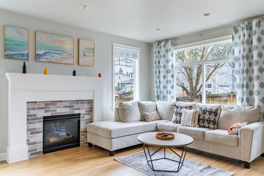 Modern 3BR Retreat in Edmonds - Pets Welcome! image