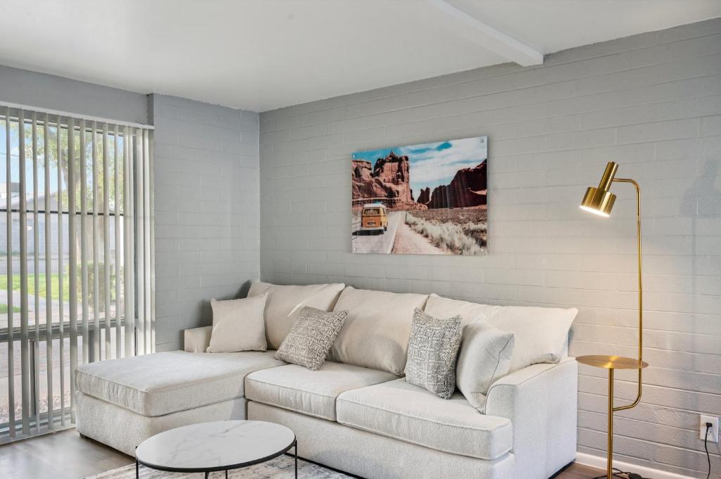 Modern 1B1B Escape in Scottsdale image