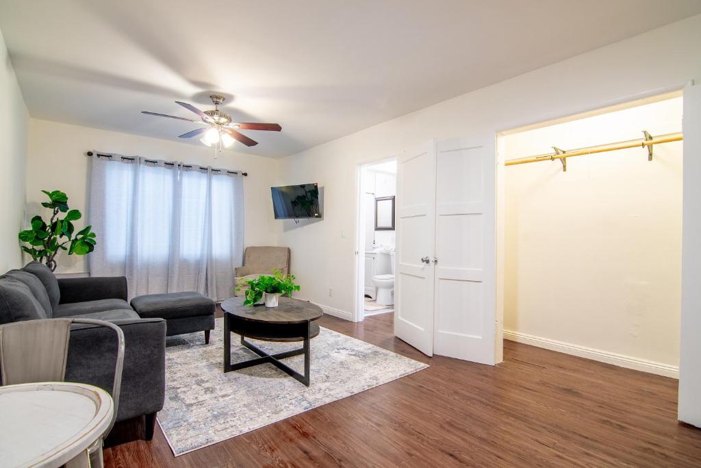 Charming 1-Bedroom Near Beverly Hills & Pico Dining image