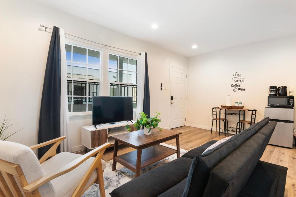 Updated 2nd-Floor Studio Near Beverly Hills & Pico Blvd Dining image