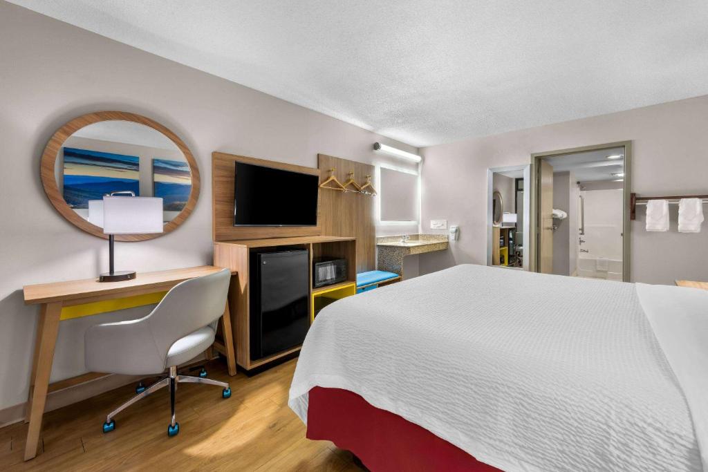 Days Inn by Wyndham Raleigh Midtown - Tap to explore photos