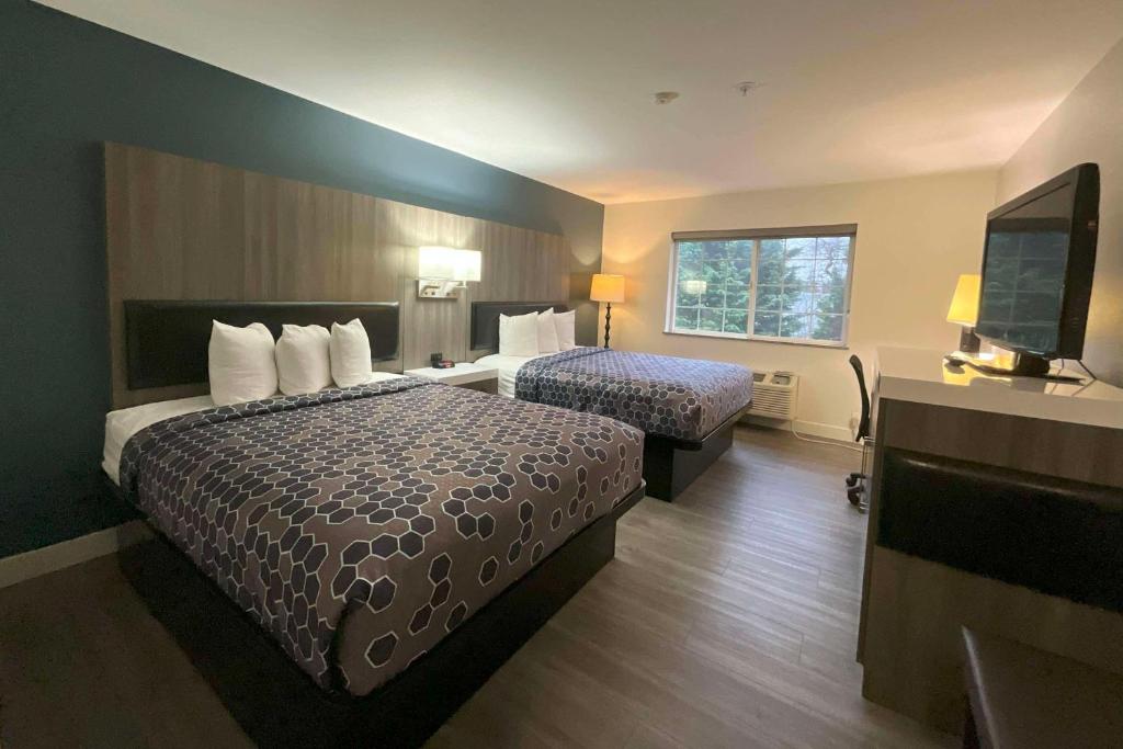 Red Lion Inn & Suites Kent Seattle image