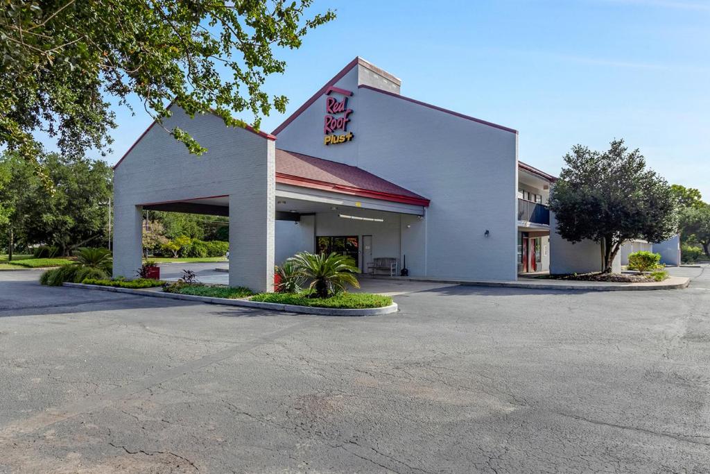 Red Roof Inn PLUS+ Mt Pleasant - Patriots Point image